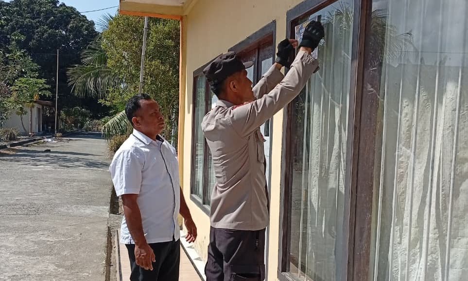 Cegah Karhutla Sejak Dini, Bhabinkamtibmas Desa Boso Pasang Stiker Himbauan