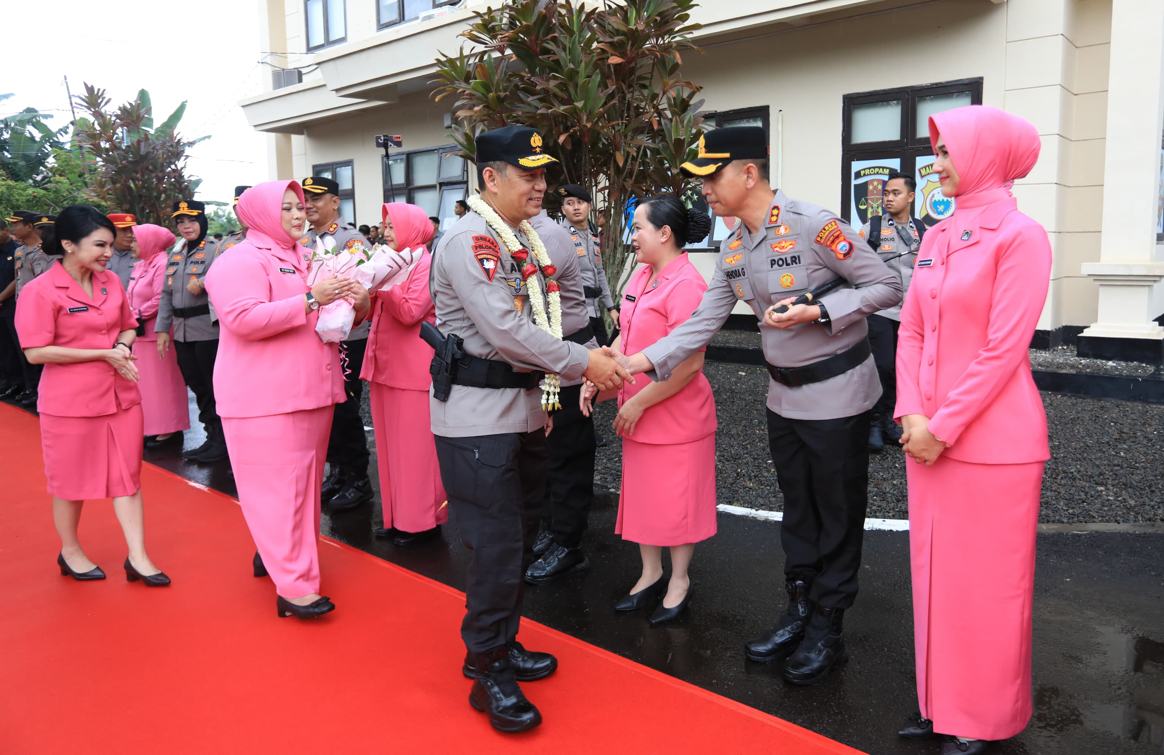 Tradisi Adat dan Pedang Pora Sambut Kapolda Maluku Utara di Sofifi